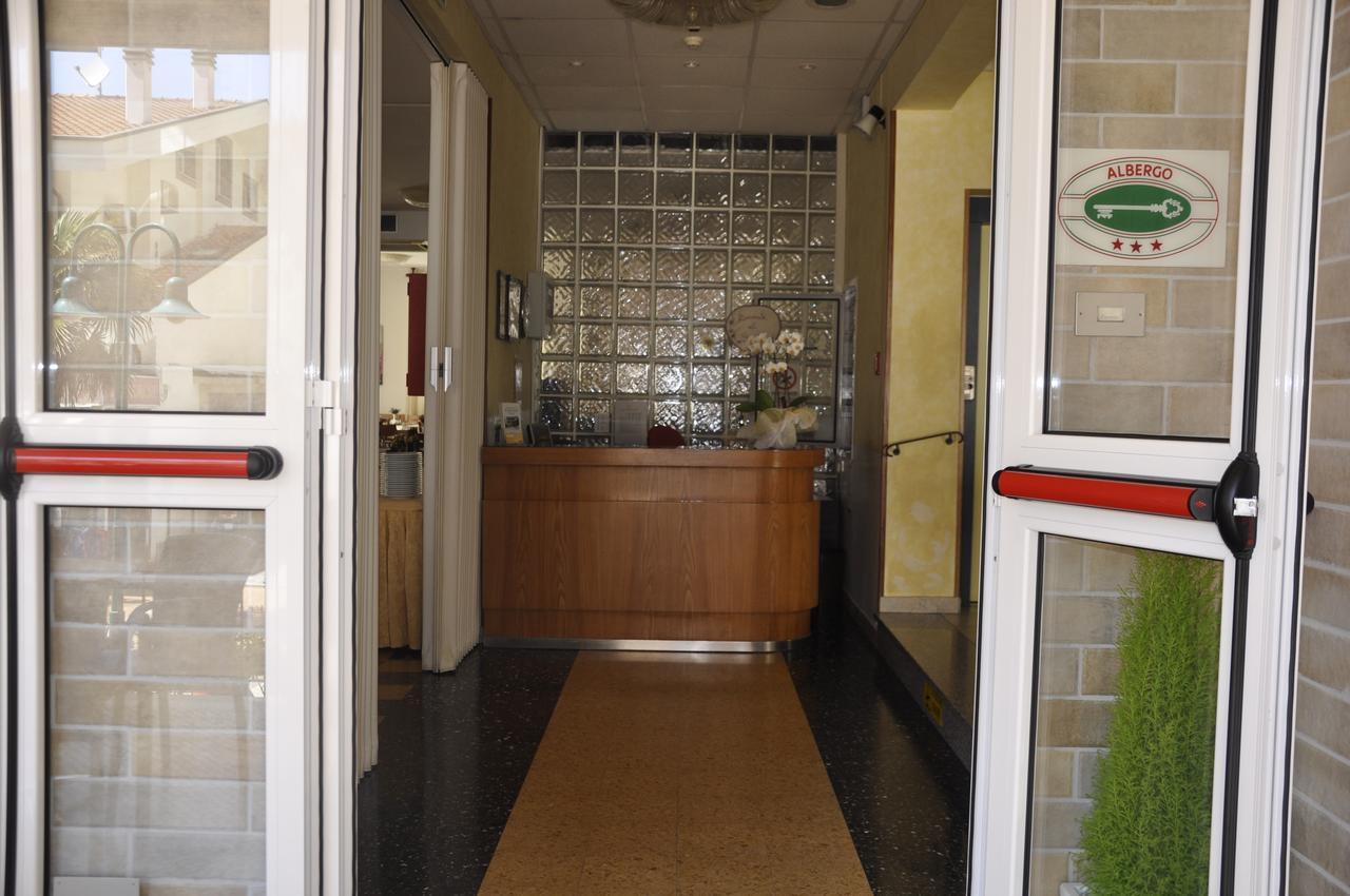 Albergo Larenzia Κατόλικα Εξωτερικό φωτογραφία