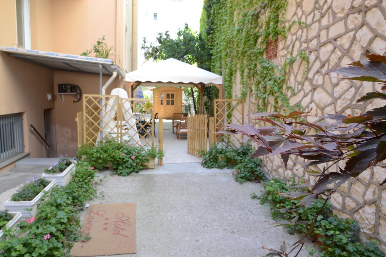 Albergo Larenzia Κατόλικα Εξωτερικό φωτογραφία