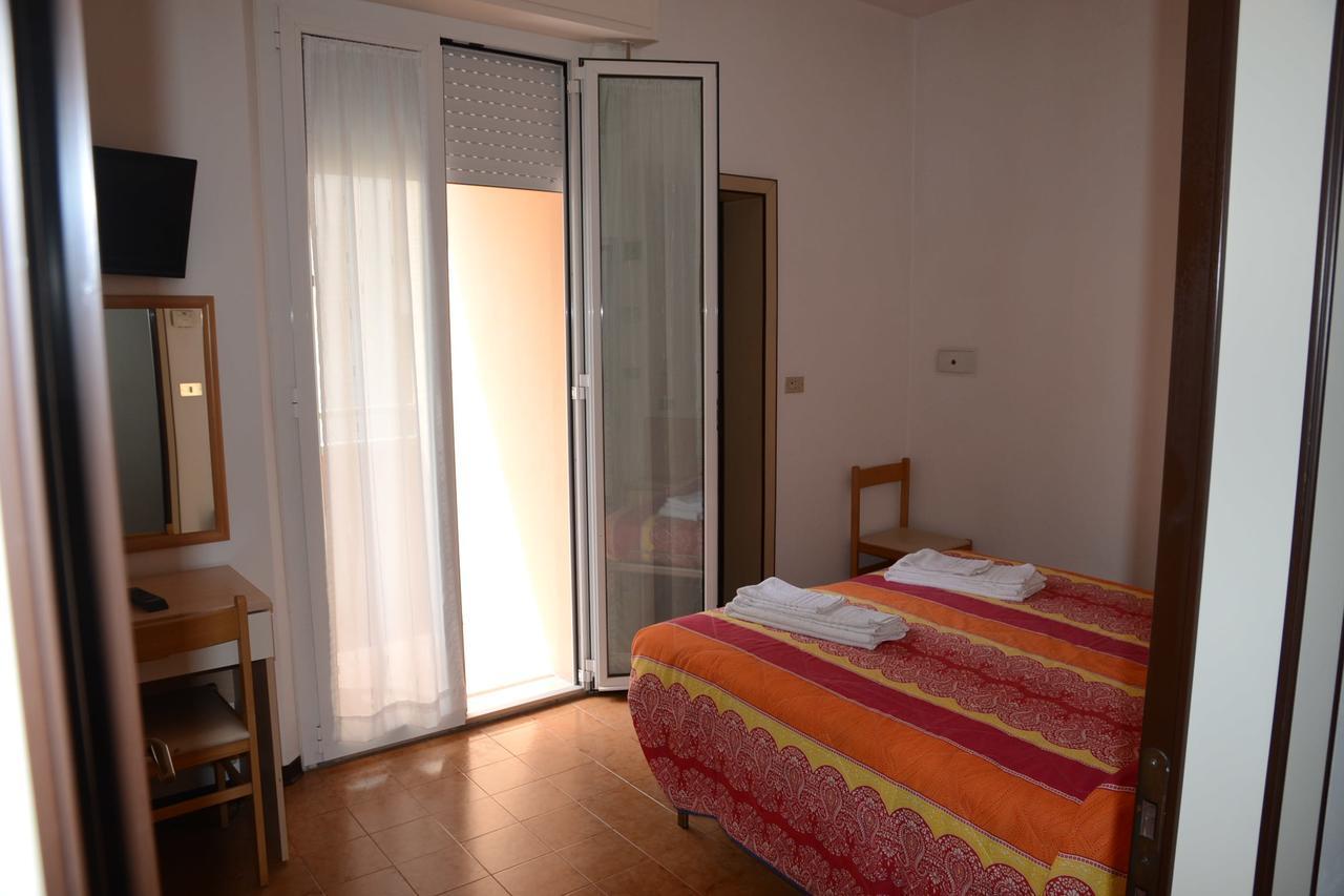 Albergo Larenzia Κατόλικα Εξωτερικό φωτογραφία
