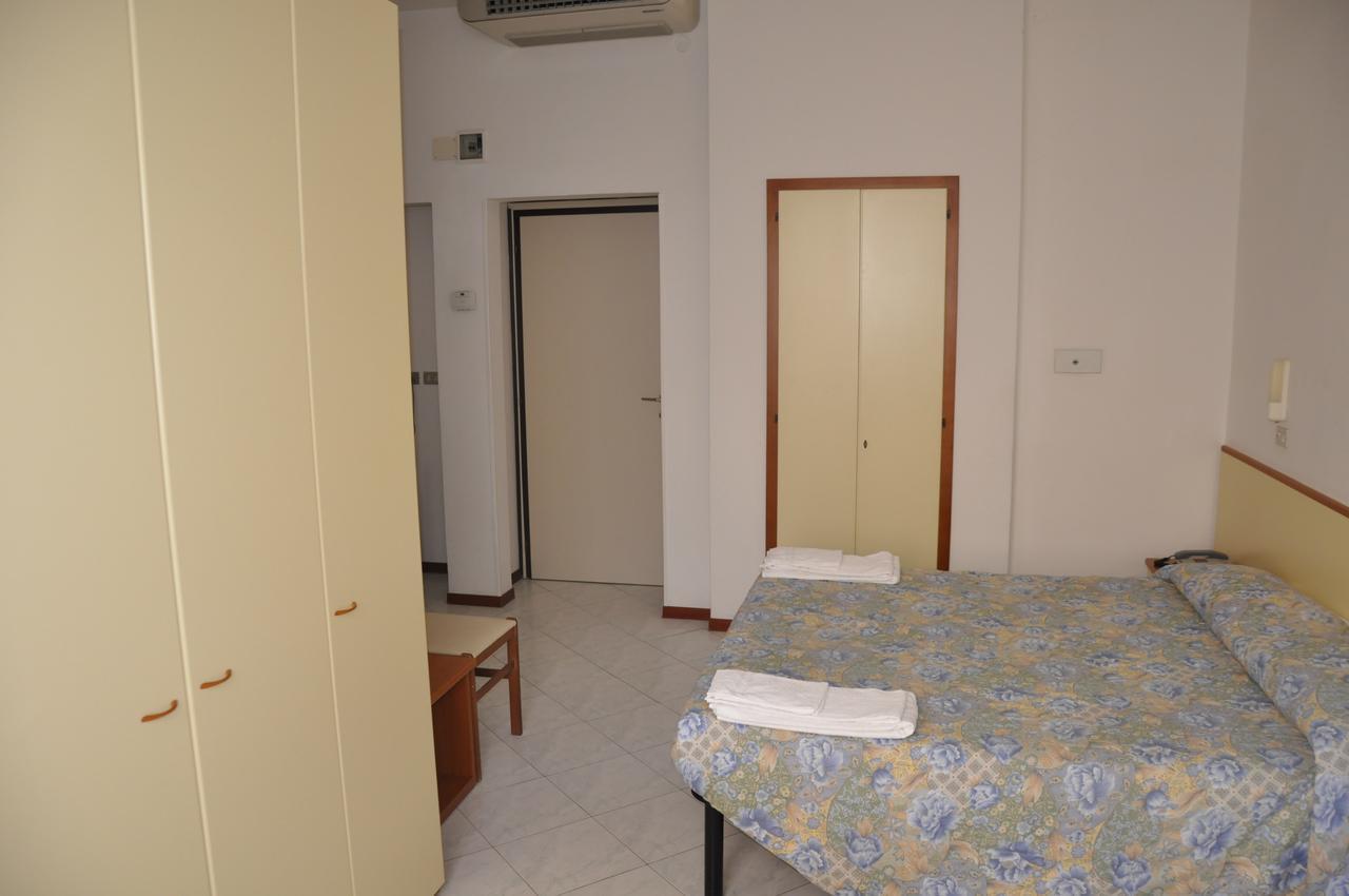 Albergo Larenzia Κατόλικα Εξωτερικό φωτογραφία